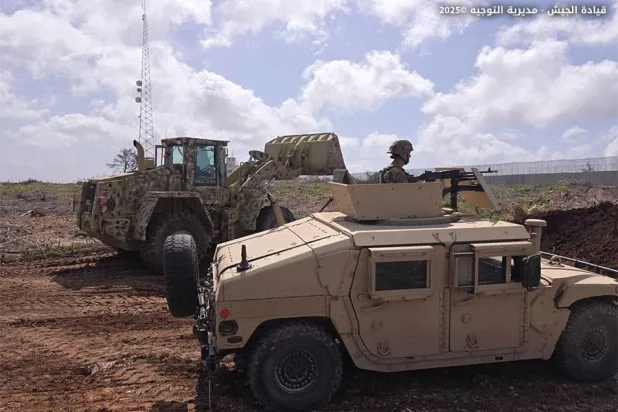 آلية للجيش اللبناني تواكب جرافة تزيل تعديات إسرائيلية على الأراضي اللبنانية قرب الحدود (مديرية التوجيه)