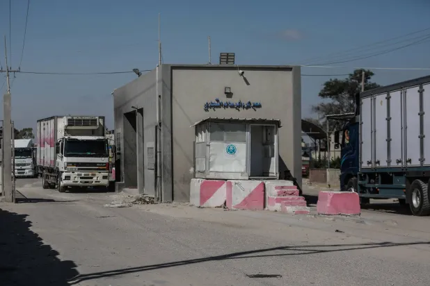 شاحنات تجتاز معبر كرم سالم باتجاه رفح في 25 مايو 2021 (د.ب.أ)