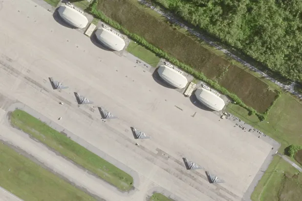 تُظهر هذه الصورة الفضائية من القمر الاصطناعي «بلانت لبس» 6 طائرات شبح «بي-2» في معسكر «ثاندر كوف» بدييغو غارسيا الأربعاء (أ.ب)