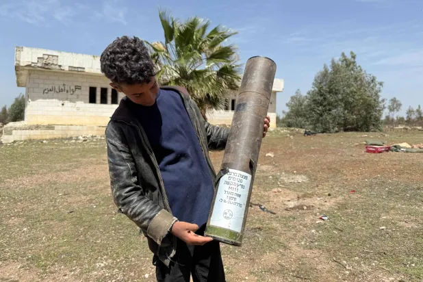 آثار القصف الجوي الإسرائيلي جنوب سوريا (أ.ف.ب)