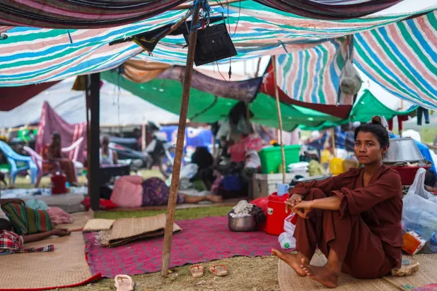 سيدة في مخيم للنازحين ببلدة أمارابورا بعد الزلزال 3 أبريل (رويترز)