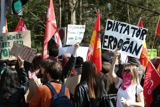 مظاهرة لأنصار إمام أوغلو أمام «المجلس الأوروبي» بمدينة ستراسبورغ الفرنسية (أ.ف.ب)