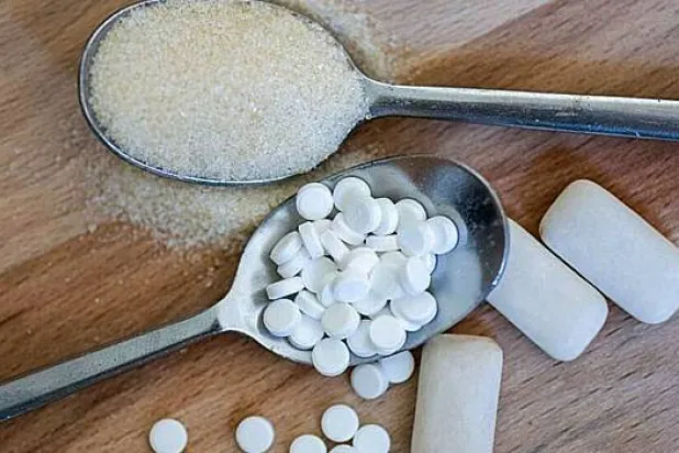 حبات من بدائل السكر وحبات من السكر الأبيض (أرشيفية - د.ب.أ) 