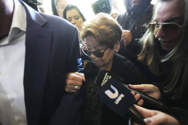 آنا شقيقة مارادونا محاطة بالصحافيين لدى وصولها مقر المحكمة (أ.ب)