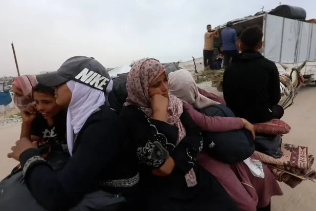  Muhammed Şeyh'in ailesi Refah'tan Han Yunus'taki el Mevasi kampına giderken (Şarku'l Avsat)