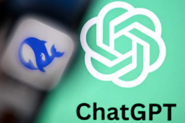 تُظهر صورة التُقطت في 1 أبريل 2025 شعار دردشة «GPT» على شاشة كمبيوتر محمول (يمين) بجوار شعار تطبيق ذكي على شاشة جوال في فرنكفورت أم ماين بغرب ألمانيا (أ.ف.ب)
