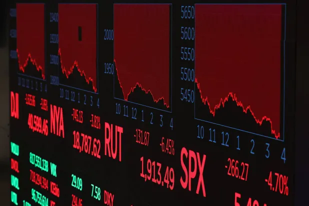 شاشة تعرض مؤشرات التداول في بورصة نيويورك (رويترز)