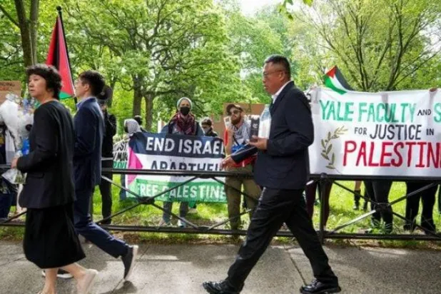 احتجاج على مدخل جامعة ييل 20 مايو 2024 (رويترز)