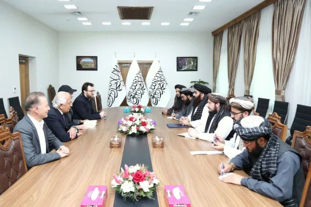 مسؤولون من «طالبان» يعقدون اجتماعاً نادراً مع مسؤولين أميركيين. تُظهر هذه الصور التي نشرها نائب المتحدث باسم وزارة الخارجية الأفغانية وزير الخارجية مولوي أمير خان متقي مع الدبلوماسي الأميركي زلماي خليل زاد بالإضافة إلى آدم بوهلر المبعوث الأميركي الخاص للاستجابة للرهائن (المتحدث باسم وزارة الخارجية الأفغانية)