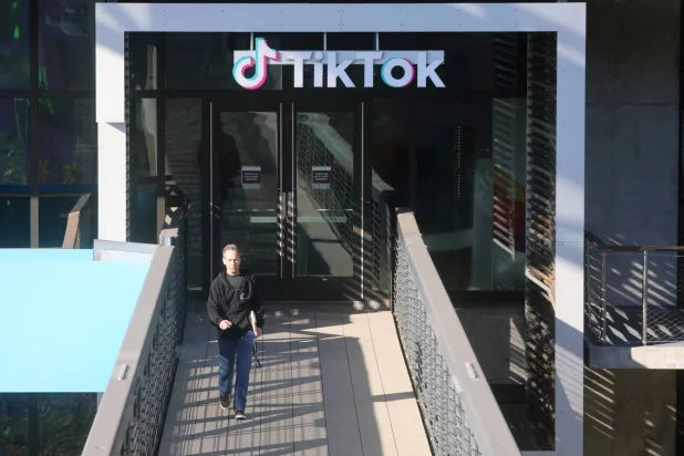 رجل يسير خارج مقر «تيك توك» بالولايات المتحدة في ولاية كاليفورنيا الأميركية (رويترز)