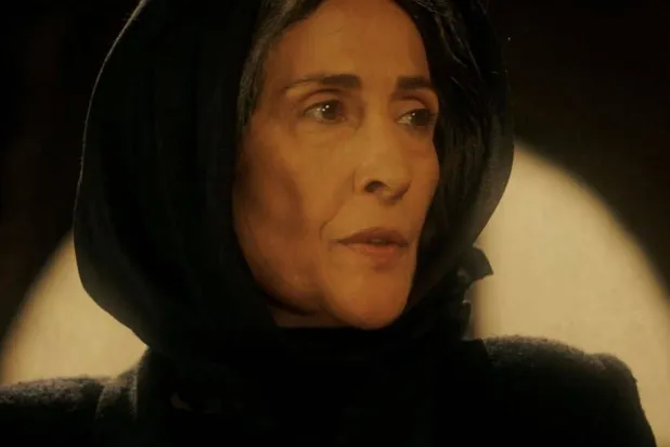 في فيلم «نهاد الشامي» تُجسّد جوليا قصّار شخصية الحماة المتسلّطة (إنستغرام)