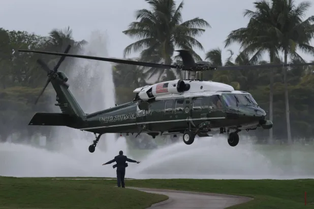 طائرة «مارين وان» التي تحمل الرئيس الأميركي دونالد ترمب تصل إلى نادي ترمب الوطني للغولف في دورال (أ.ف.ب)