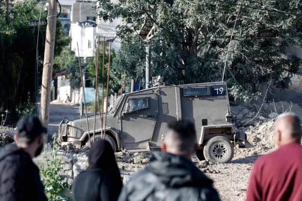 Batı Şeria'daki Cenin mülteci kampında bir İsrail askeri aracı (AFP)