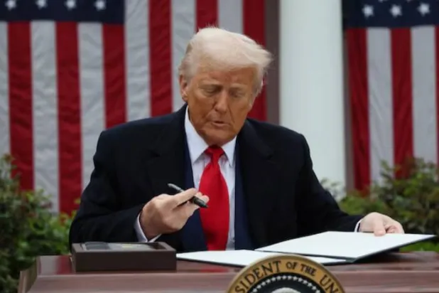 ترمب يوقع أمراً تنفيذياً بشأن الرسوم الجمركية في حديقة الورد بالبيت الأبيض، 2 أبريل 2025 (رويترز)