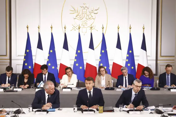 الرئيس إيمانويل ماكرون (في الوسط) خلال اجتماع في قصر الإليزيه الأربعاء مع ممثلي القطاعات الاقتصادية المتضررة من الرسوم الجمركية الباهظة التي فرضها الرئيس الأميركي دونالد ترمب (رويترز)