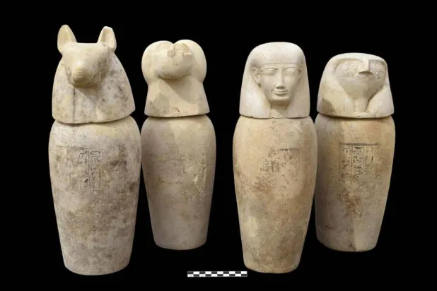 الكشف الأثري في الرامسيوم بالأقصر تضمَّن قطعاً متنوّعة (وزارة السياحة والآثار المصرية)