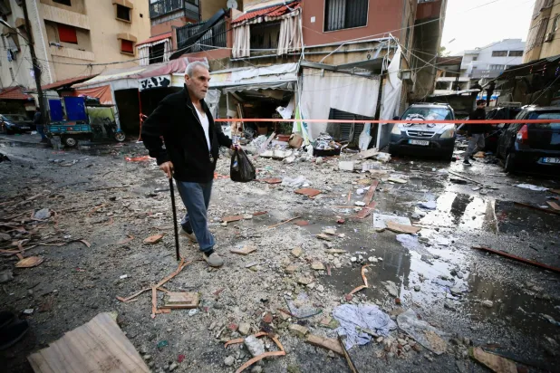 ركام ناتج عن استهداف إسرائيلي لقيادي بـ«حماس» في مدينة صيدا عاصمة جنوب لبنان 4 أبريل (إ.ب.أ)