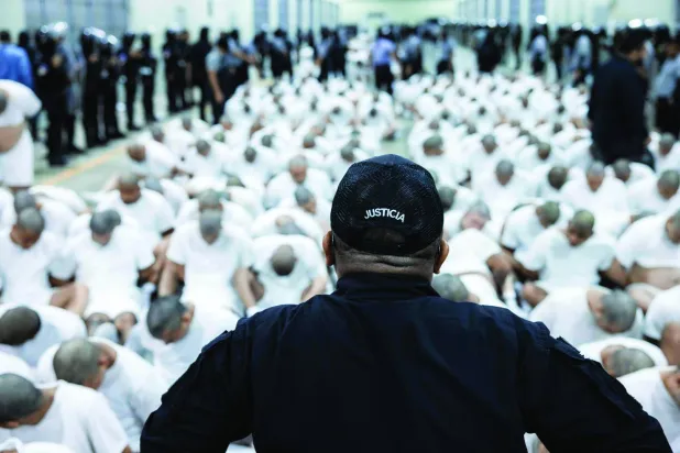 صورة نشرتها رئاسة السلفادور لوصول أعضاء في عصابة «ترين دو أراغوا» الفنزويلية إلى مركز لاحتجاز الإرهابيين بمدينة تيكولوكا الأحد (أ.ف.ب)