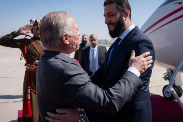 العاهل الاردني عبدالله الثاني مستقبلاً الرئيس السوري أحمدوالشرع في مطار ماركا بعمّان (سانا)