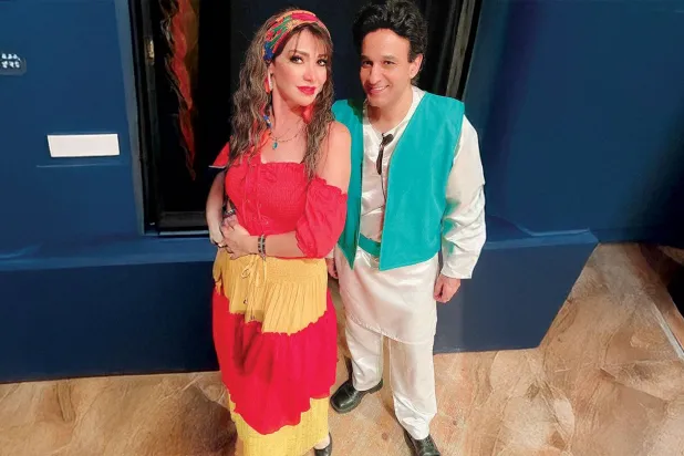 حسن فؤاد ولقاء سويدان من كواليس مسرحية «السلطانية» (حسابه على فيسبوك)