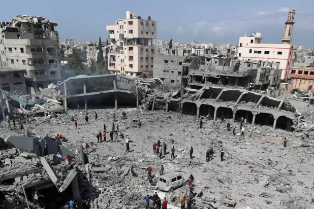 Onlarca can kaybına yol açan İsrail bombardımanının sonrasında cuma günü Gazze'deki Dar el-Erkam Okulu'nun genel görüntüsü (Reuters)