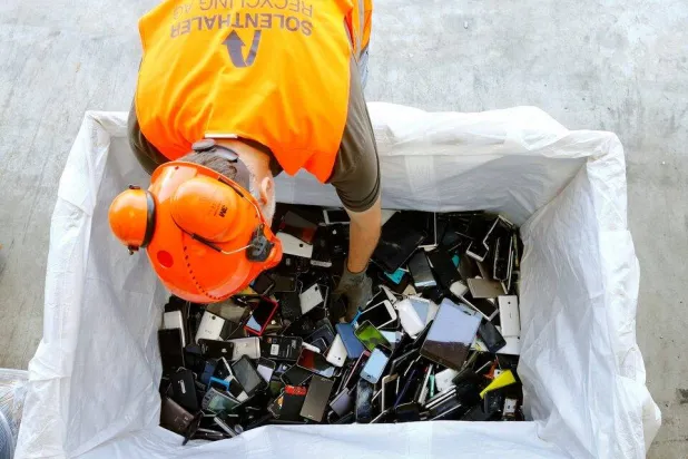 موضة التخلّي عن الهاتف تنتقل من المشاهير إلى «الجيل زد» (رويترز)