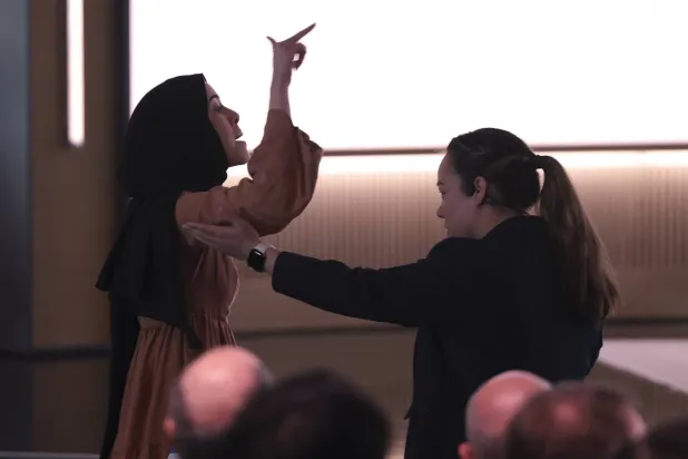 تم اصطحاب المؤيدة للفلسطينيين ابتهال أبو سعد بعيداً من قبل أفراد الأمن أثناء مقاطعتها للرئيس التنفيذي لشركة «مايكروسوفت» للذكاء الاصطناعي مصطفى سليمان (أ.ب)