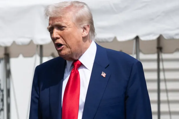 ABD Başkanı Donald Trump, Washington'daki Beyaz Saray'ın Güney Çimenliğinden ayrılmadan önce gazetecilere konuşuyor, 3 Nisan 2025 (AFP)