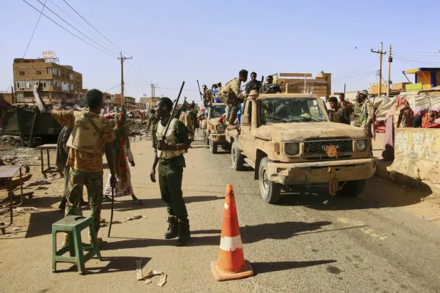 Hartum'un güneyinde Sudan ordusu tarafından kısa süre önce ele geçirilen bir bölgeye gelen askerler (AP)