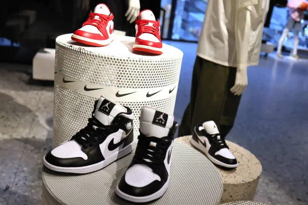 أحذية «نايكي» الرياضية معروضة في متجر «نايكي» في مدينة نيويورك (أ.ف.ب)