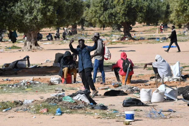 السلطات التونسية أجلت مخيم المهاجرين السريين بالعامرة عقب حملة على شبكات التواصل الاجتماعي تدعو إلى ترحيلهم (أ.ف.ب)