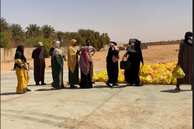 من عملية توزيع السلال الغذائية على السودانيين في الكفرة الليبية (أرشيفية - بلدية الكفرة)