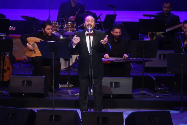 علي الحجار منسجماً مع أغنية «الربيع» لفريد الأطرش (دار الأوبرا المصرية)