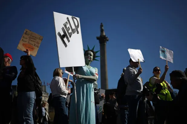 جانب من المظاهرات المناوئة لسياسات ترمب في لندن يوم 5 أبريل (أ.ف.ب)