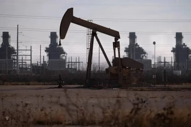 حفارة نفط بالقرب من محطة طاقة توربينية غازية في حقل نفط حوض بيرميان خارج أوديسا تكساس (رويترز)