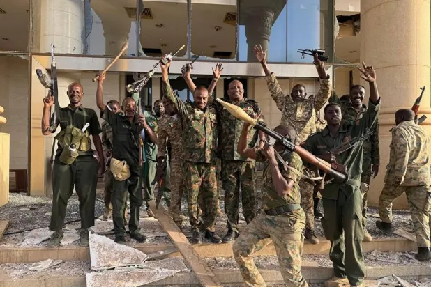 قوات من الجيش السوداني تحتفل باستعادة أماكن حيوية في الخرطوم (القوات المسلحة السودانية)