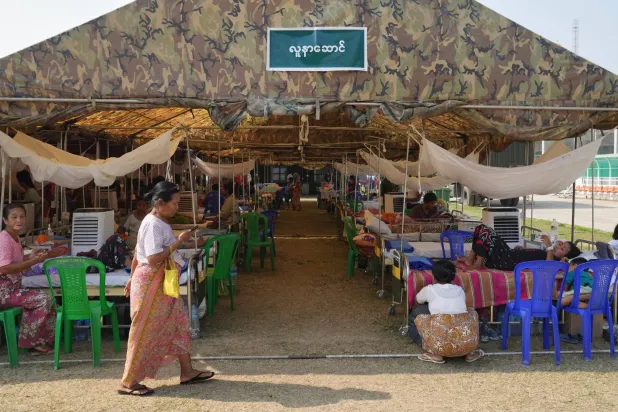 مستشفى مؤقت يستقبل المصابين في نايبيداو خلال 4 أبريل (أ.ب)