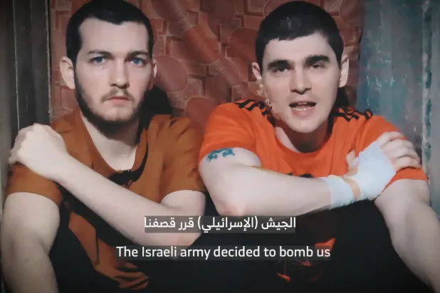 محتجزان إسرائيليان أحدهما مصاب ظهرا في فيديو نشرته «كتائب القسام» (لقطة من فيديو)