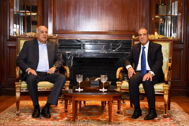 عبد العاطي خلال لقاء جبريل الرجوب في القاهرة (الخارجية المصرية)