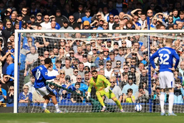 إليمان نداي  ينفذ بنجاح ركلة جزاء في شباك أرسنال (رويترز)