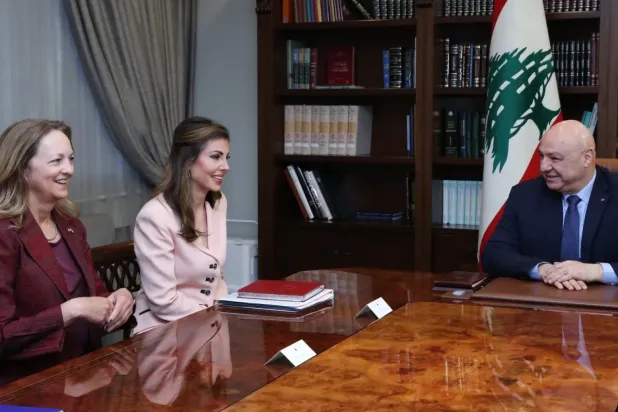Lübnan Cumhurbaşkanı Joseph Avn, ABD'nin Ortadoğu Özel Temsilci Yardımcısı Morgan Ortagus'u yanında ABD'nin Beyrut Büyükelçisi Lisa Johnson ile birlikte kabul etti. (EPA)