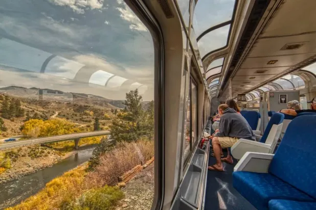 قطار أمتراك الذي يمر عبر طريق «كاليفورنيا زيفر» في جبال روكي الأميركية (موقع شركة «أدفنتشرز باي ترين»)