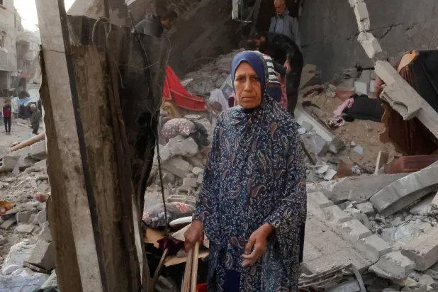 فلسطينيون يتفقدون منازلهم بعد غارات إسرائيلية في خان يونس (رويترز)