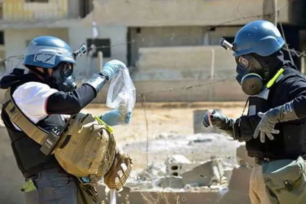 مفتشون من «منظمة حظر الأسلحة الكيميائية» في سوريا (أ.ب)