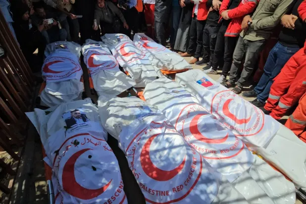 Refah'taki İsrail saldırısında hayatını kaybeden sekiz Filistin Kızılayı çalışanı için Gazze Şeridi'nin güneyindeki Han Yunus'ta bulunan Nasır Hastanesi'nde cenaze töreni düzenlendi. (DPA)