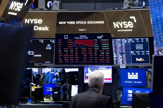 New York Menkul Kıymetler Borsası'nda işlem gününün sonunda Dow Jones Endüstri Ortalaması Endeksi’ni gösteren bir ekran (EPA)