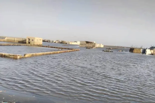 مياه البحر اجتاحت منطقة الخوبة شمال مدينة الحديدة (إعلام حكومي)