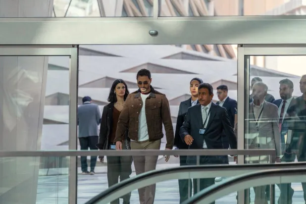 النجمان ناصر القصبي وأحمد عز في كواليس التصوير (هيئة الترفيه)