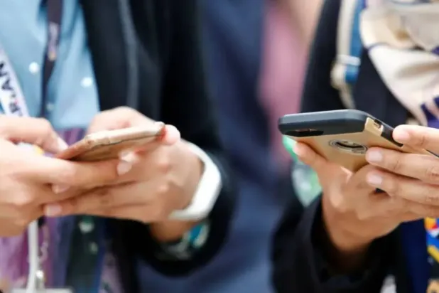 وقف جميع شبكات الاتصالات عن أجهزة الجوال المخالفة... الاثنين (رويترز - أرشيفية)