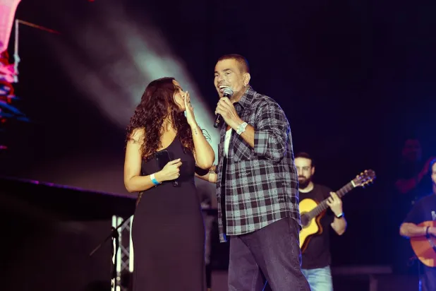 عمرو دياب خلال ترحيبه بابنته جانا في أبوظبي (حسابه على «فيسبوك») 